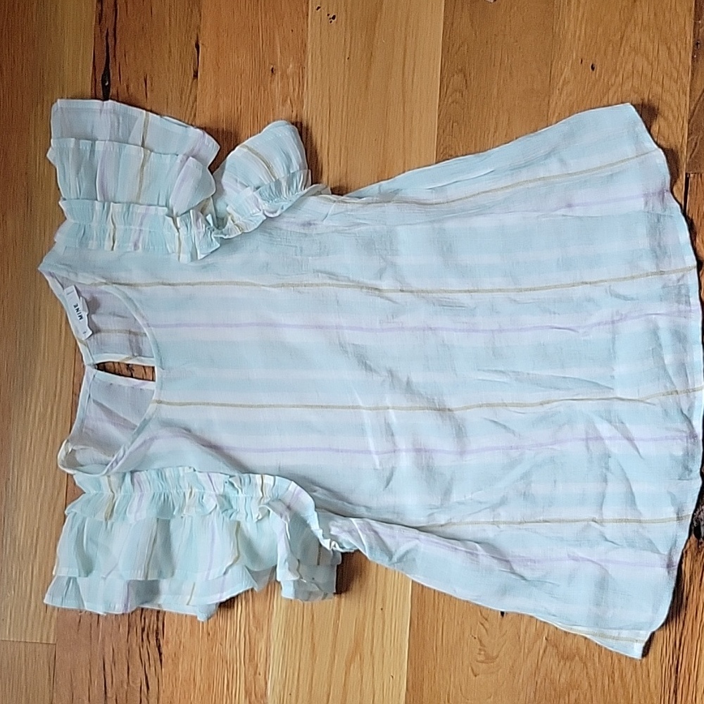 MINE Ruffle sleeve top. - Picture 2 of 4